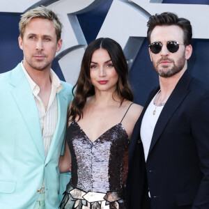 Ryan Gosling, Ana de Armas, Chris Evans au photocall lors de la première mondiale du film "The Gray Man" au Chinese Theater à Hollywood le 13 juillet 2022.