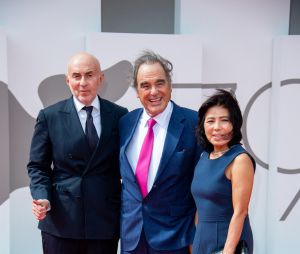 Fernando Sulichin, Oliver Stone et sa femme Sun-jung Jung - Red carpet du film "Nuclear" lors de la 79ème édition du Festival International du Film de Venise, la Mostra. Le 9 septembre 2022