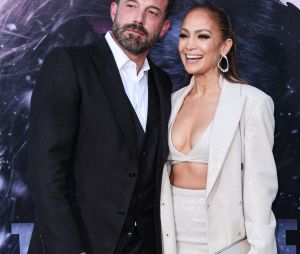 Ben Affleck et sa femme Jennifer Lopez à la première du film "The Mother" à Los Angeles, le 10 mai 2023.