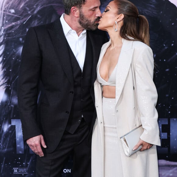 Ben Affleck et sa femme Jennifer Lopez à la première du film "The Mother" à Los Angeles, le 10 mai 2023.