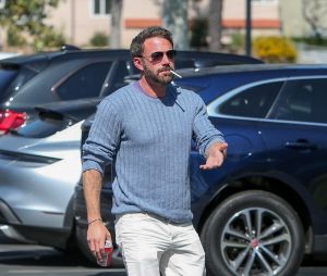 Ben Affleck fume une cigarette en se rendant dans ses bureaux à Santa Monica le 3 octobre 2022.