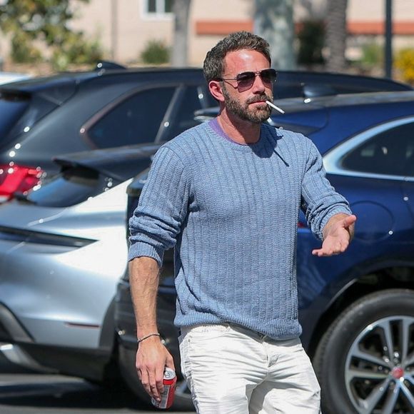Ben Affleck fume une cigarette en se rendant dans ses bureaux à Santa Monica le 3 octobre 2022.