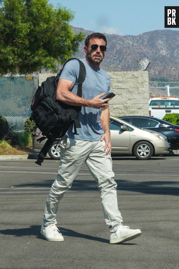 Ben Affleck arrive à l'aéroport avant d'embarquer dans un jet privé à Los Angeles le 7 septembre 2022.