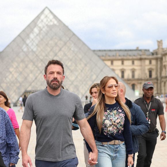 Ben Affleck et sa femme Jennifer Affleck (Lopez) quittent le musée du Louvre en famille pendant leur lune de miel à Paris, le 26 juillet 2022. Ben Affleck et sa femme Jennifer Affleck (Lopez) passent leur voyage de noces avec leurs enfants respectifs Seraphina, Violet, Maximilian et Emme.