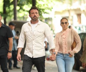 Ben Affleck et sa femme Jennifer Lopez, accompagnés de leurs enfants respectifs Seraphina et Emme, rentrent à l'hôtel de Crillon après un passage à la parfumerie "Sephora" sur les Champs-Elysées à Paris, le 25 juillet 2022.