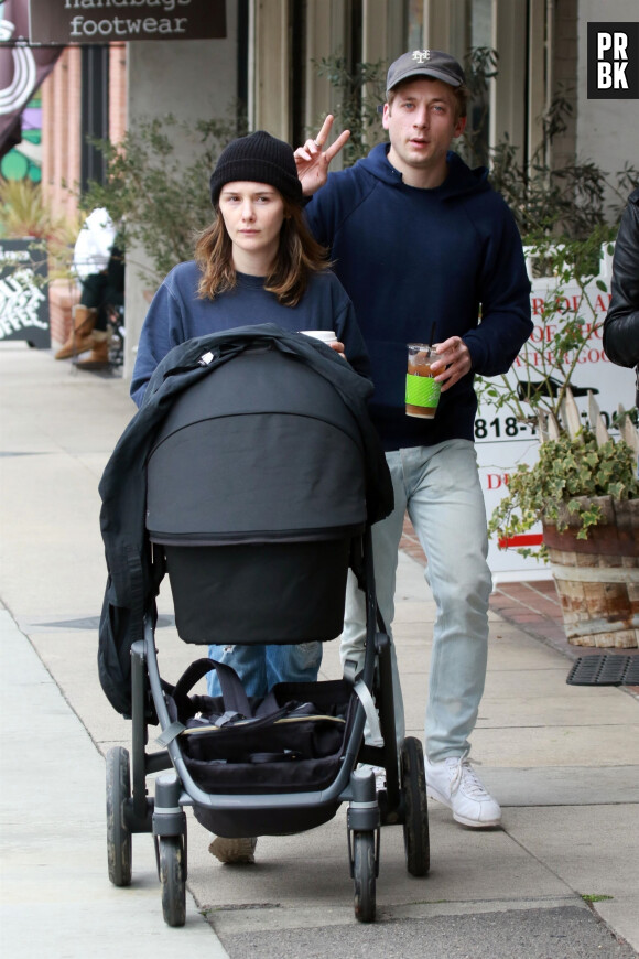 Jeremy Allen White et sa femme Addison Timlin quittent le café Alfred's avec leur fille Ezer Billie White à Los Angeles le 1er Mars 2019. Jeremy Allen White and partner Addison Timlin seen leaving Alfred's this morning after grabbing a couple coffees to go. The couple were seen out with their baby daughter Ezer Billie White, strolling down the street for a casual Friday and ready for the weekend in Los Angeles on the 1st of March 2019