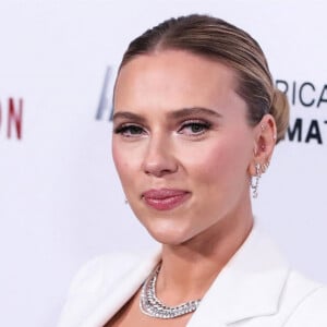 Scarlett Johansson au photocall de la cérémonie de la 35ème édition des "American Cinematheque Awards" à Los Angeles, le 18 novembre 2021.