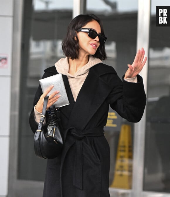 New York, NY - EXCLUSIVE - Mexican actress Eiza Gonzalez seen arriving at JFK airport, bringing her chic style to the bustling streets of New York City in her black coat, sunglasses, and New Balance shoes. Teh Ambulance star was seen sporting a chic new bob hairstyle! Pictured: Eiza Gonzalez 