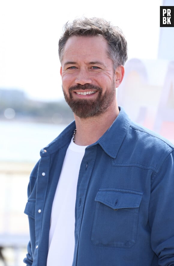 Emmanuel Moire - Photocall de "Demain nous appartient" lors du 7ème festival international Canneséries à Cannes, le 6 avril 2024. © Denis Guignebourg / Bestimage