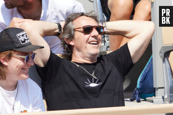 Jean-Luc Reichmann et son fils Swann en tribunes lors des Internationaux de France de tennis de Roland Garros 2023, à Paris, France, le 6 juin 2023. © Jacovides-Moreau/Bestimage