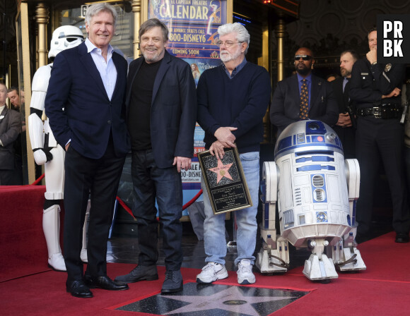 Harrison Ford, George Lucas et Mark Hamill - Mark Hamill reçoit son étoile sur le célèbre Walf of Fame d'Hollywood Boulevard à Los Angeles, le 8 mars 2018. © Ringo Chiu via Zuma Press/Bestimage