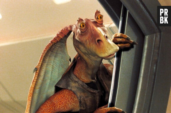 Point positif, sauf que sans prévenir débarque l'épouvantail de cet opus : Jar Jar Binks. Un Gungan (grande bestiole aux yeux globuleux)  cabotin qui craint viscéralement deux choses : la violence et le silence. La preuve, c'est qu'il jacte sans répit, multipliant vocabulaire douteux, blagues et mimiques atroces. Monté sur ressorts, Jar Jar Binks est la synthèse des pires comiques et persos Disney en un seul individu maléfique. Chacune de ses apparitions est l'occasion d'un one man show impitoyable de malaise.
Ahmed Best a joué Jar Jar Binks et désormais Kelleran Beq dans l'univers Star Wars