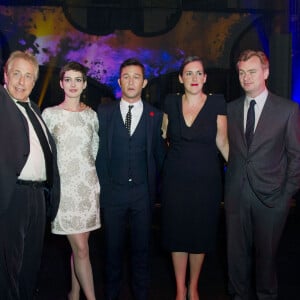 Charles Roven, Anne Hathaway and Joseph Gordon-Levitt with Director, Christopher Nolan and Emma Thomas à la soirée après la première du film The Dark Knight Rises, à Londres, en 2012.