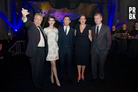 Charles Roven, Anne Hathaway and Joseph Gordon-Levitt with Director, Christopher Nolan and Emma Thomas à la soirée après la première du film The Dark Knight Rises, à Londres, en 2012.