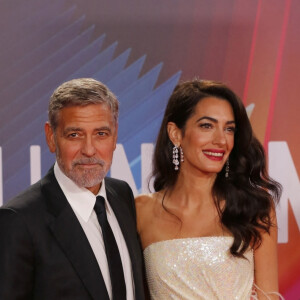 George et Amal Clooney arrivent à la première du film "The Tender Bar" pendant le 65ème festival du film de Londres le 10 octobre 2021.