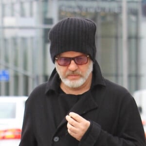 Ryan Murphy dans les rues de Los Angeles Le 05 janvier 2019  Hollywood, CA - Ryan Murphy bundles up against the chilly weather as he steps out in Hollywood. The 'American Horror Story' creator sported a black coat, and black knit cap to keep his noggin warm. 