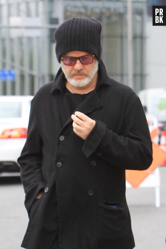 Ryan Murphy dans les rues de Los Angeles Le 05 janvier 2019  Hollywood, CA - Ryan Murphy bundles up against the chilly weather as he steps out in Hollywood. The 'American Horror Story' creator sported a black coat, and black knit cap to keep his noggin warm. 