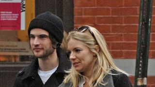 Sienna Miller en couple avec Tom Sturridge ... le remplaçant de Jude Law est le meilleur ami de Robert Pattinson