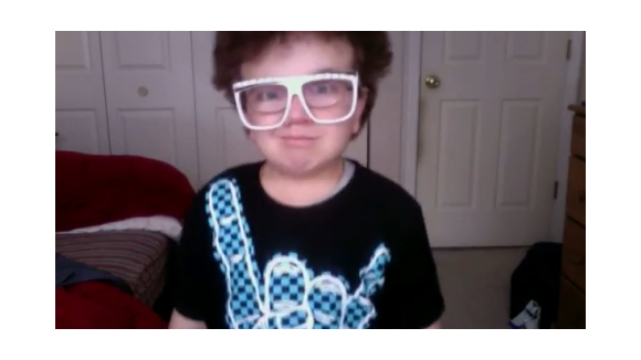 Keenan Cahill ... il s’éclate avec des lunettes géantes sur un medley (VIDEO)