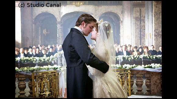 PHOTOS - Le mariage de Robert Pattinson : En photo pour Bel Ami