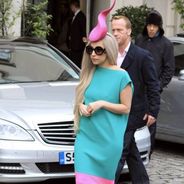 Lady Gaga se soulage dans une poubelle à Londres et nous présente une nouvelle tenue (PHOTOS)