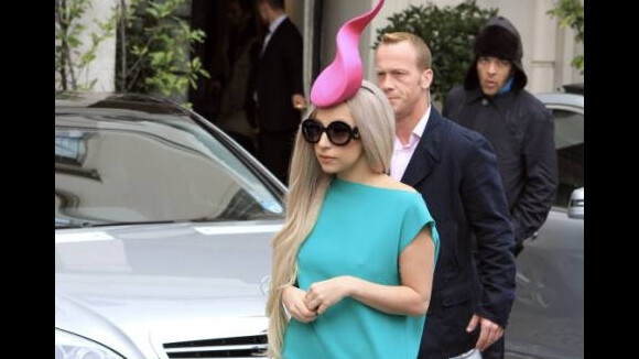 Lady Gaga se soulage dans une poubelle à Londres et nous présente une nouvelle tenue (PHOTOS)