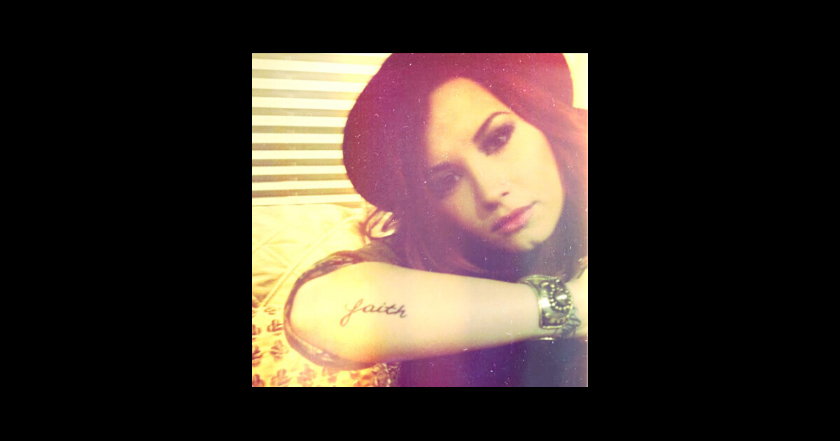 Demi Lovato reste fort tatouage