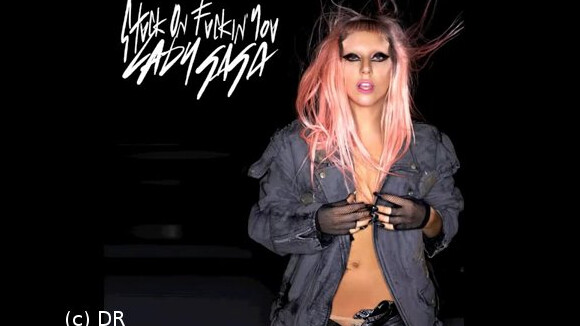 Lady Gaga : elle se la joue en mère Noël avec ''Stuck On Fuckin' You''