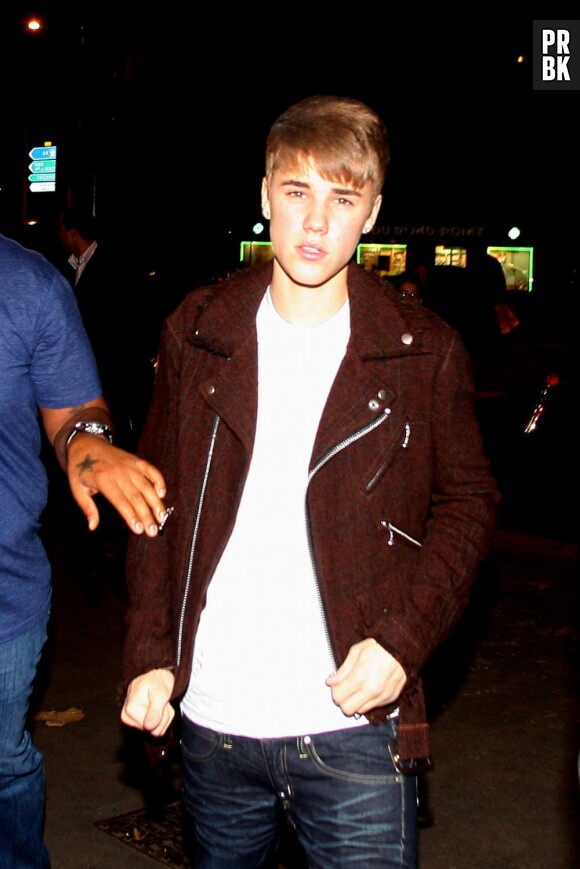 Justin Bieber beau gosse avec sa veste marron