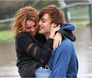 Miley Cyrus et Douglas Booth, amoureux dans LOL
