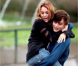 Miley Cyrus et Douglas Booth dans LOL