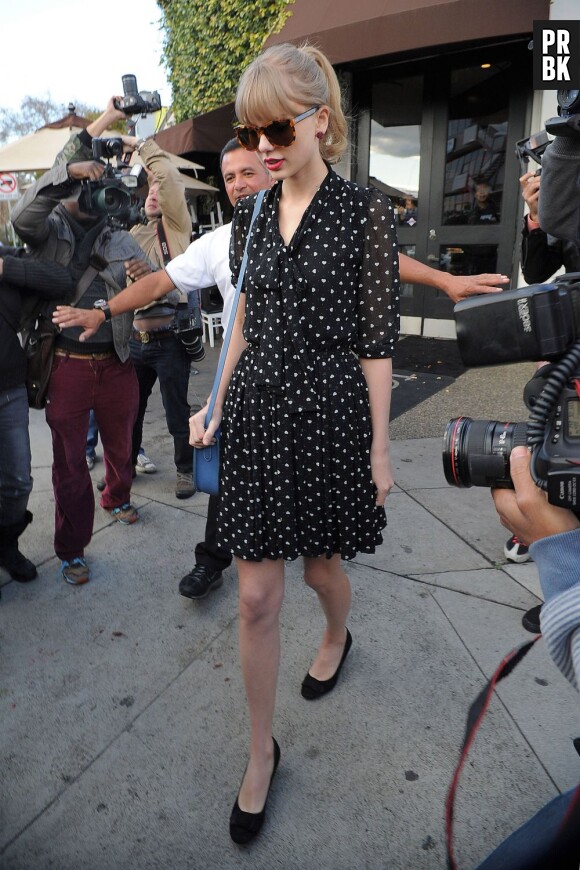 Taylor Swift avec sa robe noire fluide