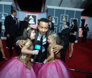 Sophia et Grace avec John Legend aux Grammy Awards