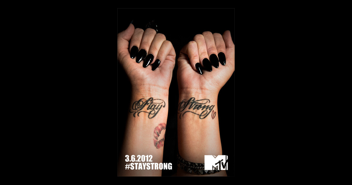 Demi Lovato reste fort tatouage