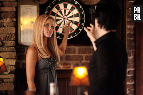 Rebekah a-t-elle quelque chose derrière la tête?