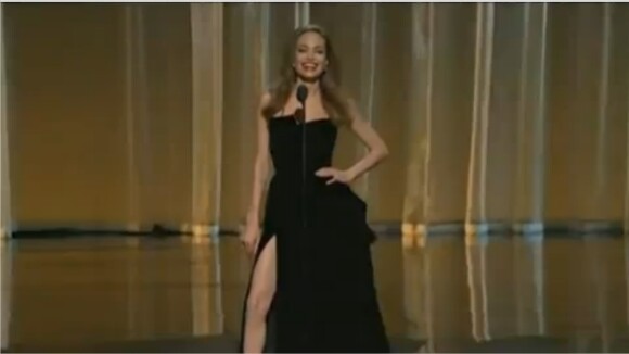 Angelina Jolie : sa jambe droite fait le buzz après les Oscars 2012 ! Fail (PHOTOS)