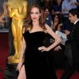 Angelina Jolie pas très naturelle ni très à l'iase avec sa robe
