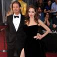 Même Brad Pitt ne peut s'empêcher de sourire en voyant Angelina Jolie galérer avec sa jambe