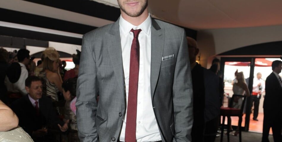Liam Hemsworth dans ses habits du dimanche