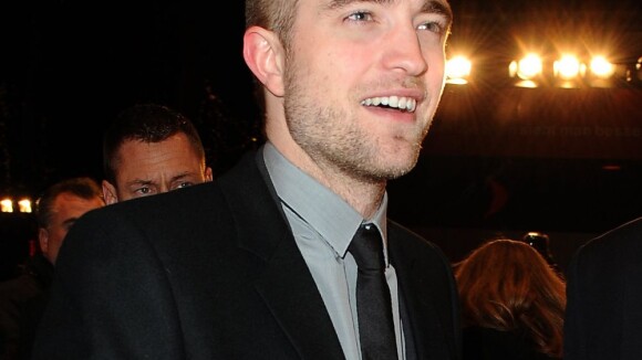 Robert Pattinson "torse nu comme Taylor Lautner" ? Pas le choix ...