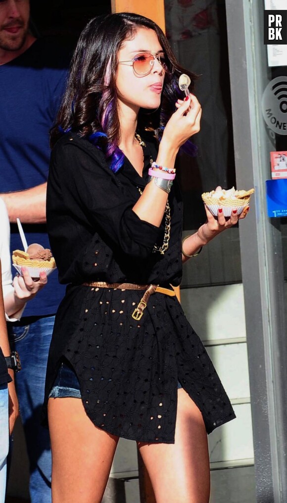 Dans la vraie vie, ce sont des glaces que Selena Gomez déguste dans la rue. Dans Spring Breakers, ce sont des cigarettes et de l'alcool !