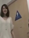Selena Gomez morte de rire devant les toilettes !