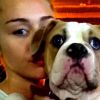 Miley Cyrus se réconforte de tous ses malheurs avec son chien