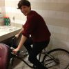 Louis Tomlinson des One Direction s'éclate sur son vélo !