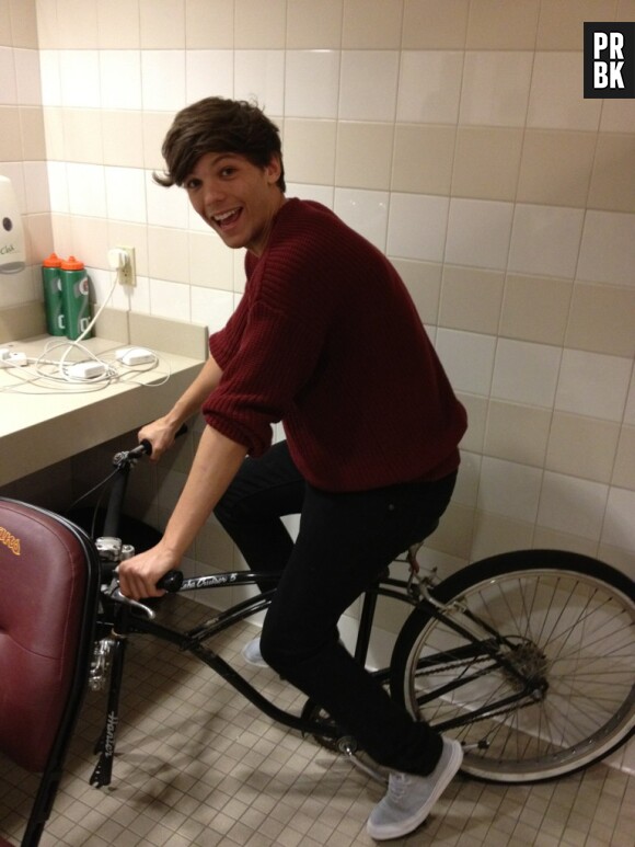 Louis Tomlinson des One Direction s'éclate sur son vélo !