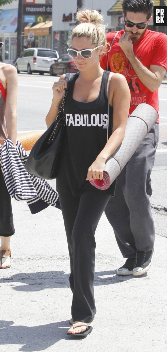 Ashley Tisdale est Fabulous (comme son tee-shirt)