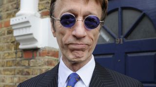 Robin Gibb miraculeusement sorti du coma : Staying aliveeee !