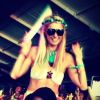 Paris Hilton kiffe Coachella !