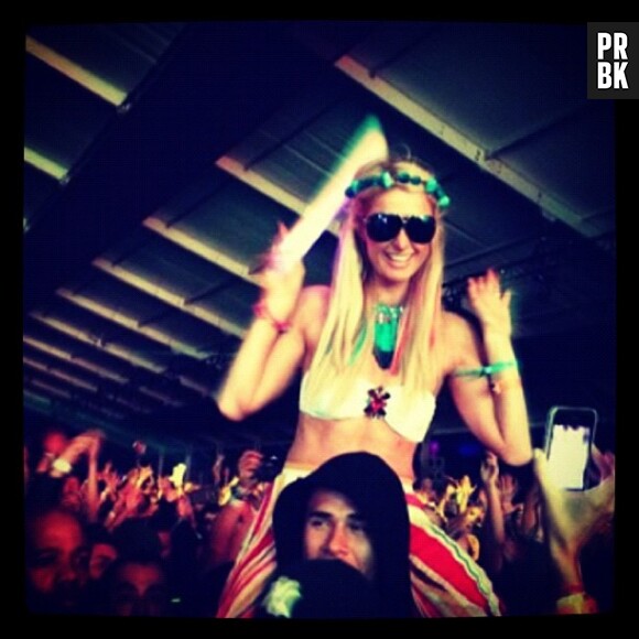 Paris Hilton kiffe Coachella !