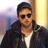 Lunettes noires et barbe pour Robert Pattinson